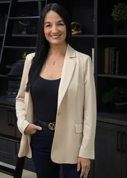 closet factory employee Amaris Del Pozo