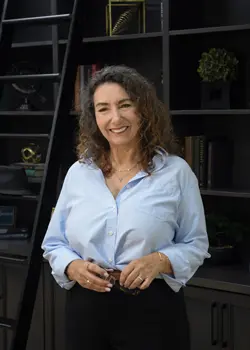 closet Factory employee Deborah Maurer