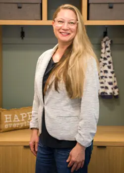 closet factory employee Xylona