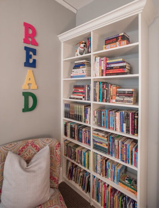 Kids reading corner with custom built in shelving and crown molding