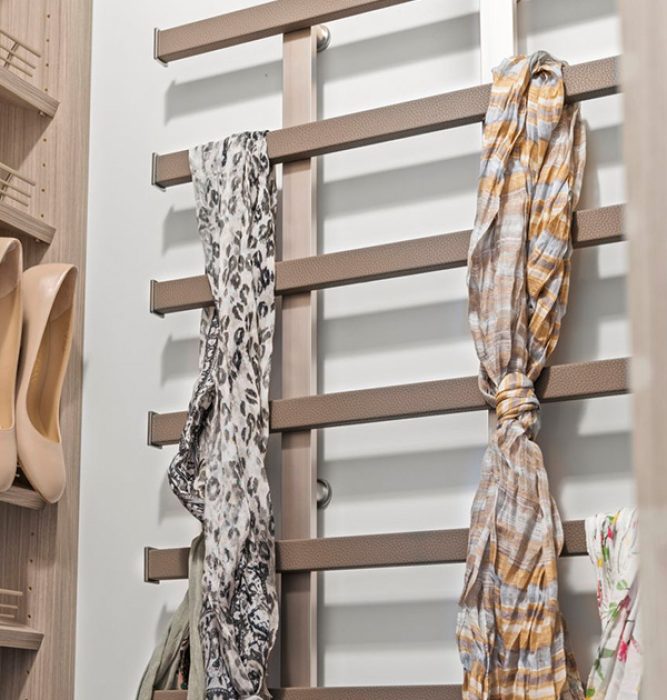 Wall-mounted horizontal scarf rack